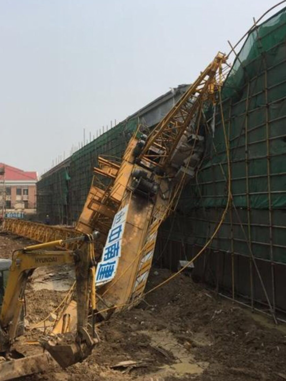 中国江苏网3月21日讯 今天上午,淮安一工地塔吊倾覆倒塌殃及楼房前轿车被砸,事故中两人受伤被随后送医治疗。伤者第一时间得到救治,塔吊倒塌时操作人员随塔吊倾覆倒塌,塔吊大臂落地时反弹碰伤旁边作业的一名园林施工人员及停在附近的多辆车,事故发生后两名受伤人员被及时送医治疗。目前经过医院的初步诊断塔吊操作司机部分软组织损伤,园林工人牙齿脱落两颗均无大碍,事故原因还在调查中。
