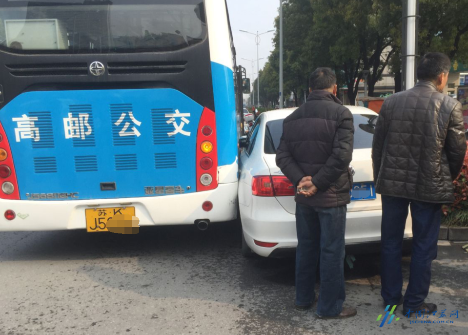 【高邮】小轿车,公交车相撞 轿车遭挤压冲进绿化带