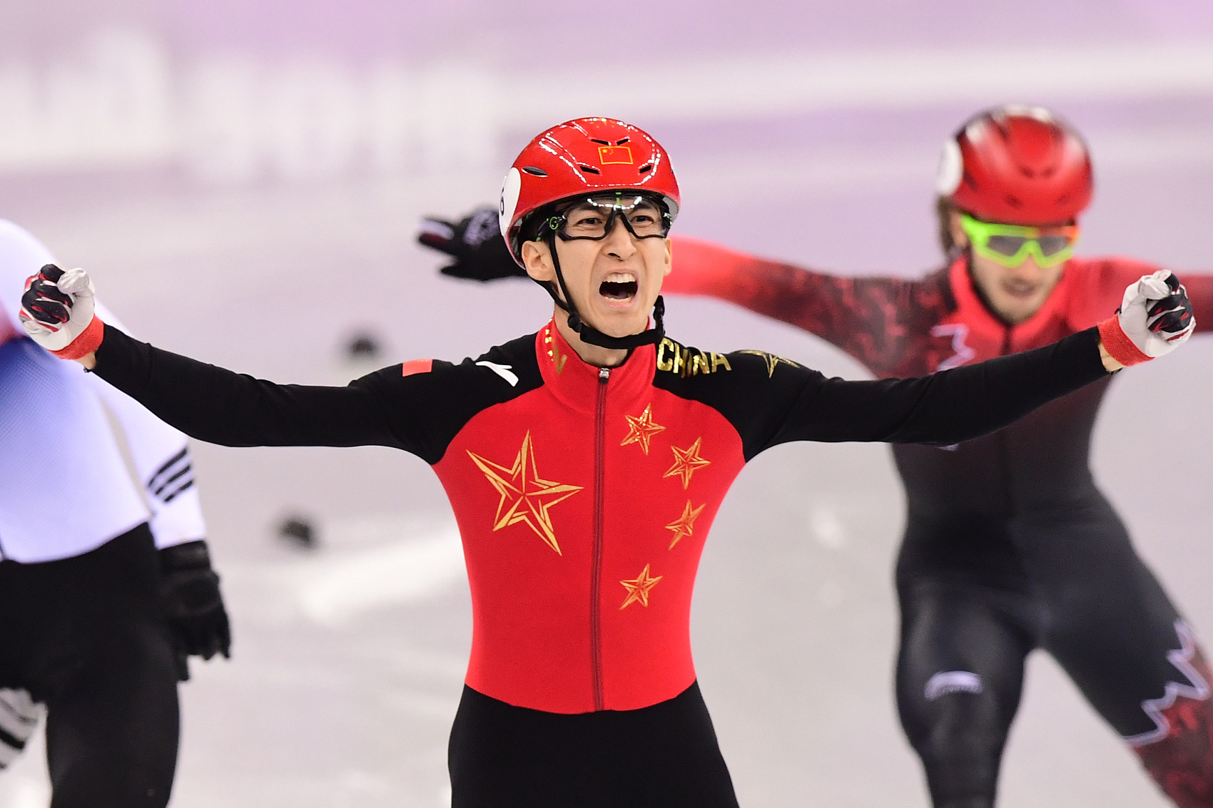 武大靖创世界纪录夺冠!中国代表团平昌冬奥首金!