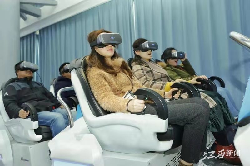 打卡泰豪VR之旅 融媒体采访团体验奇幻“新科技”