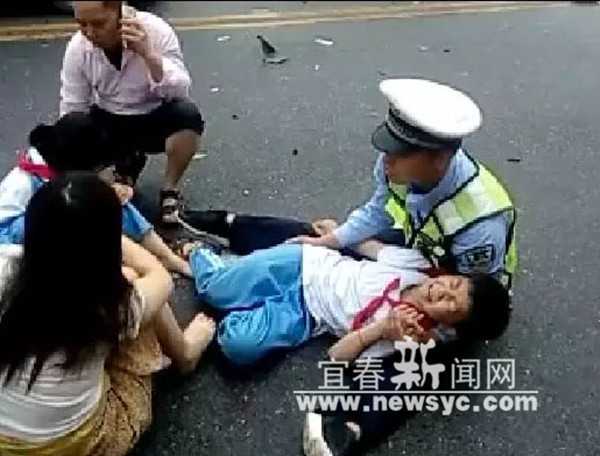 【暖新闻】暖心!男孩出车祸断腿痛哭 交警坐雨中搂住安慰