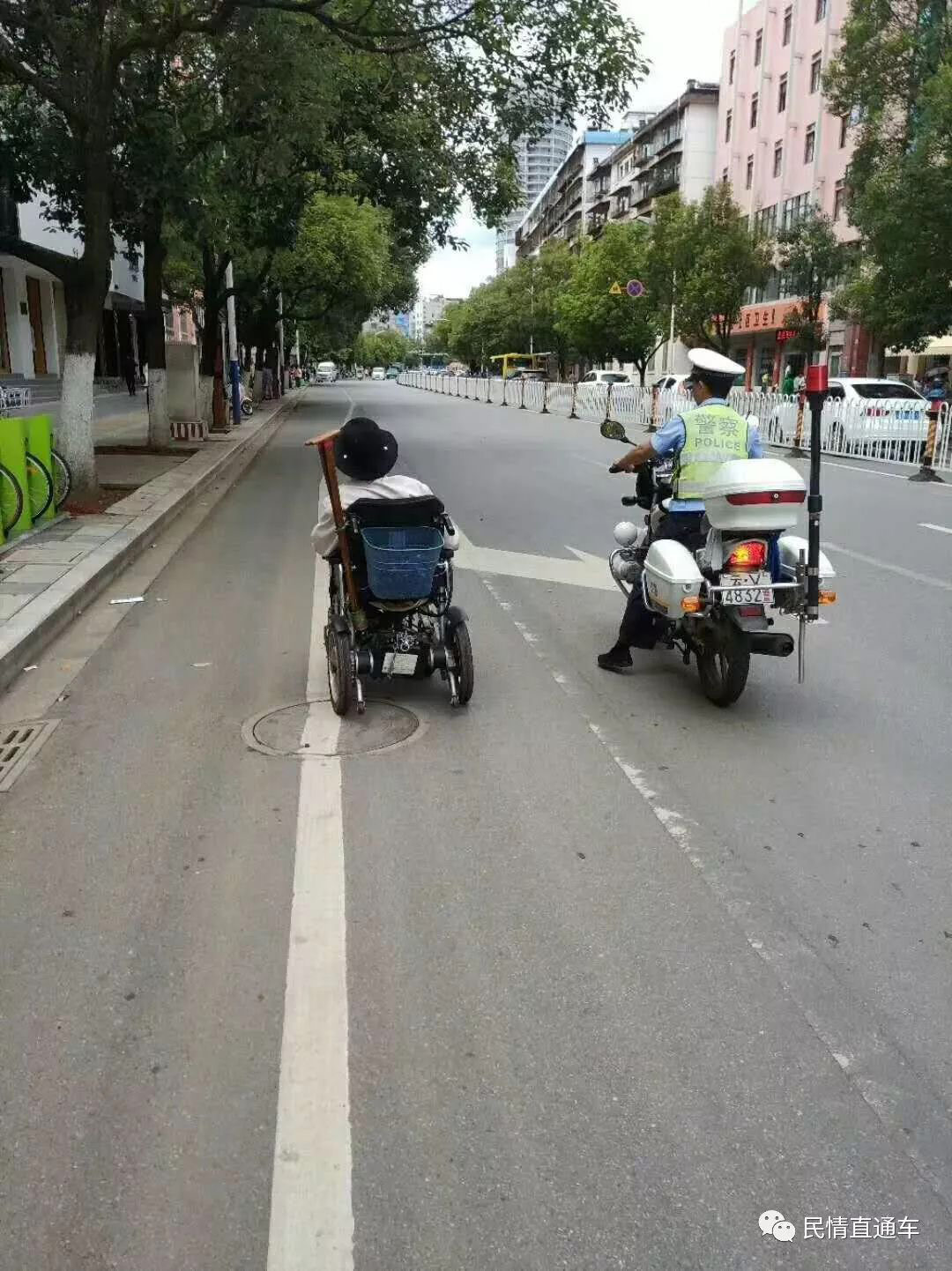 暖新闻 老人坐轮椅迷路逆行暖心交警一路跟随护送 中国江苏网