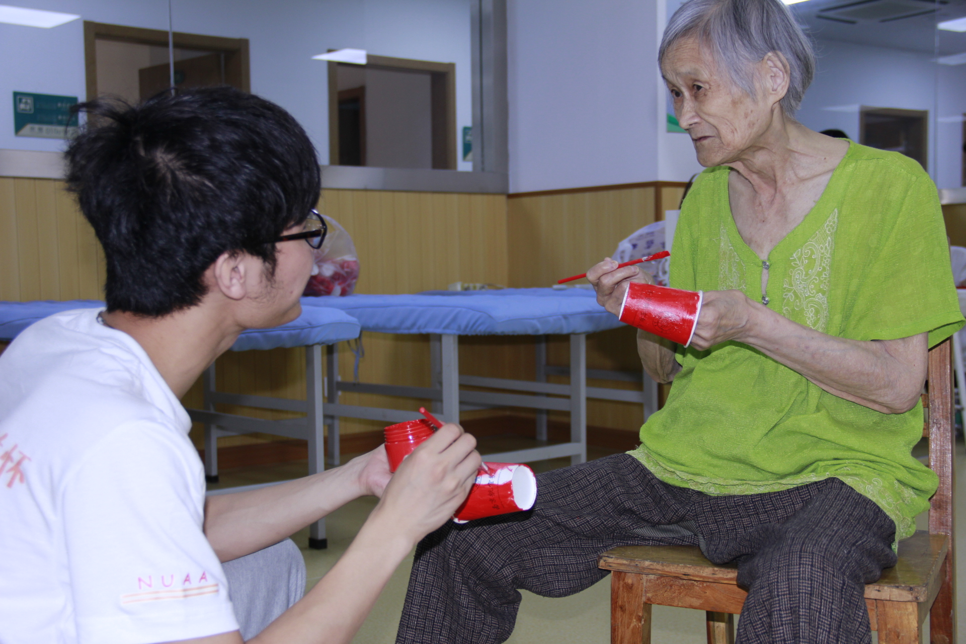 【暖新闻】为爷爷奶奶们代笔写"公元后的信",这群大学生专注"临终关怀