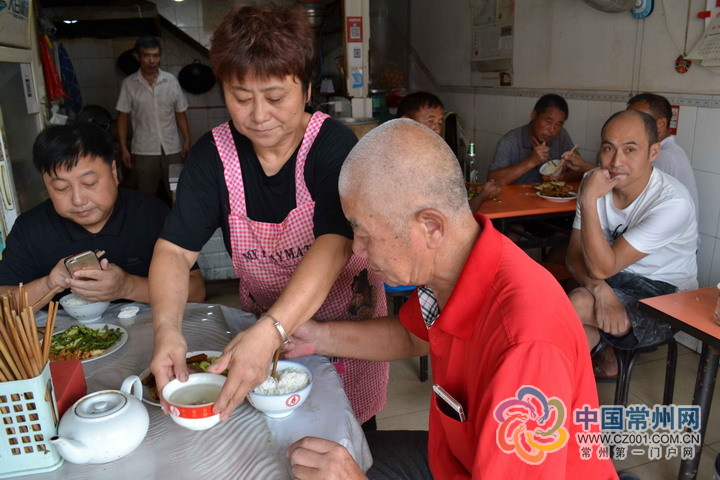 【暖新闻】常州小餐馆老板娘义助打工者15年,10块钱四