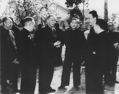 1958年3月,刘少奇,陈云同参加中共中央工作会议人员交谈