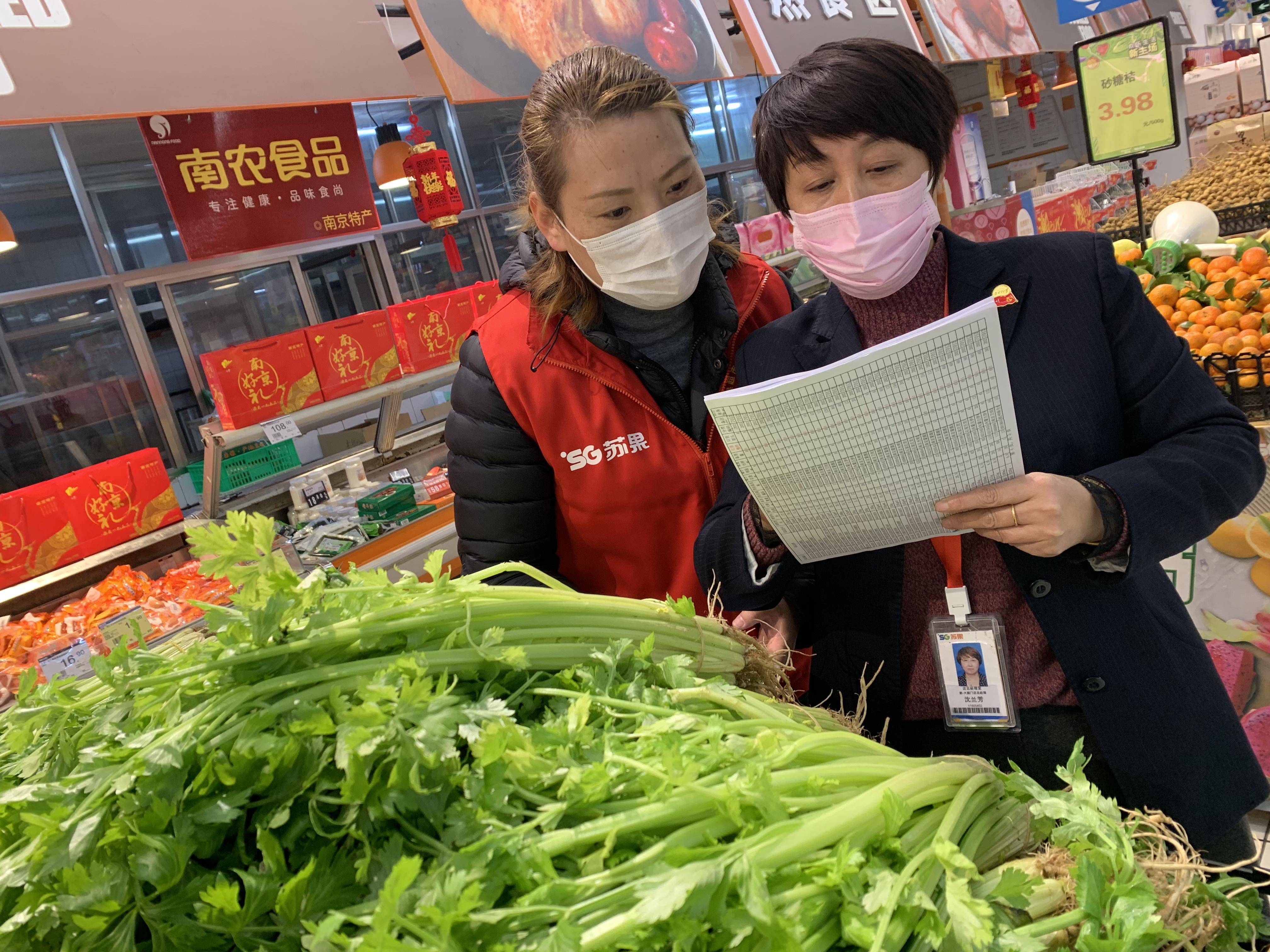 苏果超市积极备货，方便市民。