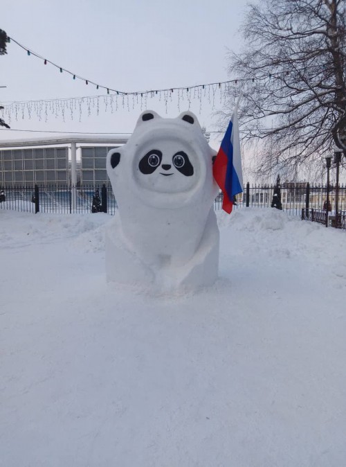 俄罗斯公园现800公斤冰墩墩雪雕民众求合影直呼可爱