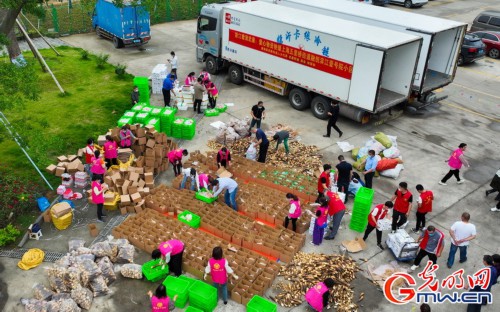 【组图】“守沪者联盟”丨浙江湖州：千份爱心物资驰援上海