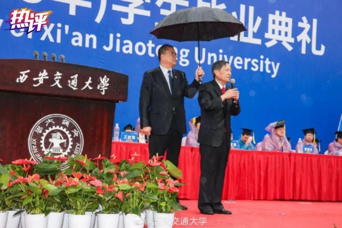 他让我感受到温暖作为文_高校校长雨中致辞这一幕火了_初一作文别样的温暖