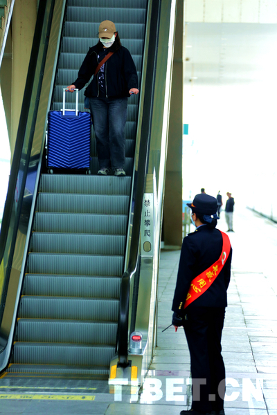在拉萨火车站乘坐火车出行的旅客