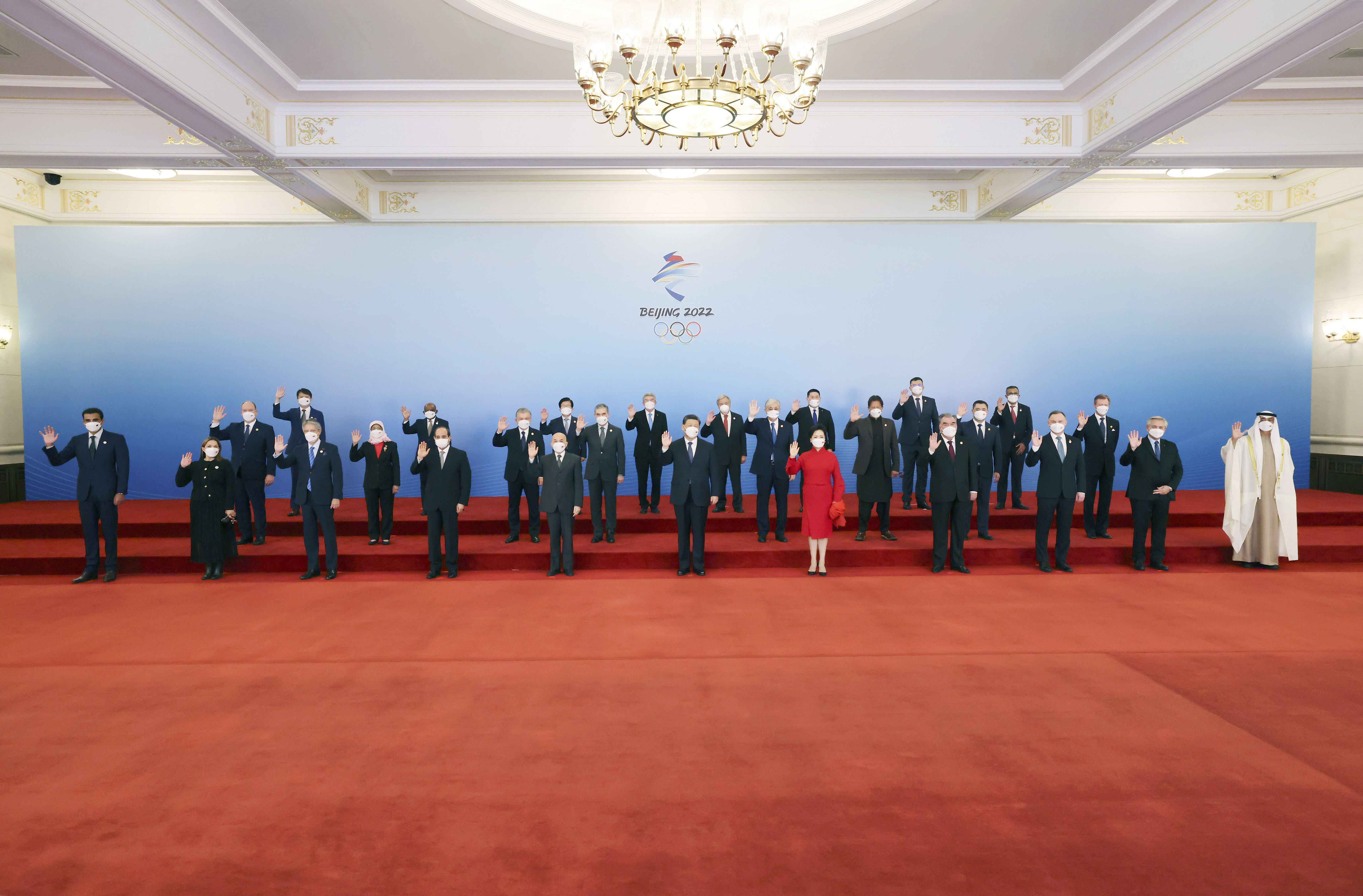 2月5日中午，国家主席习近平和夫人彭丽媛在北京人民大会堂金色大厅举行宴会，欢迎出席北京2022年冬奥会开幕式的国际贵宾。这是习近平和彭丽媛同国际贵宾一起合影留念。