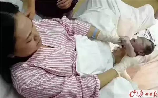 生猛!28岁产科医生自己给自己接生