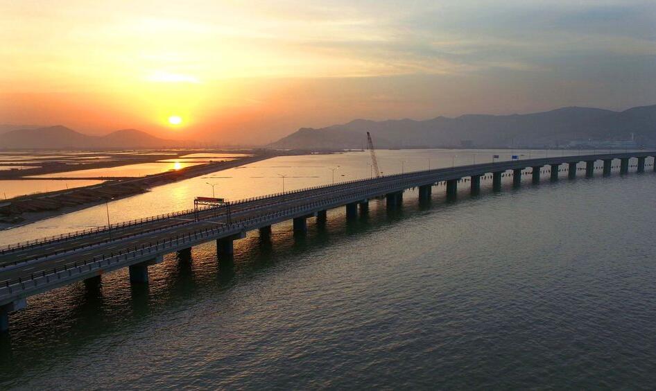 江苏首座跨海大桥:连云港山海美景一线牵