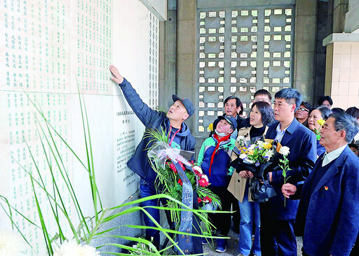 程作华老先生携全家三代人在英名墙前献花。