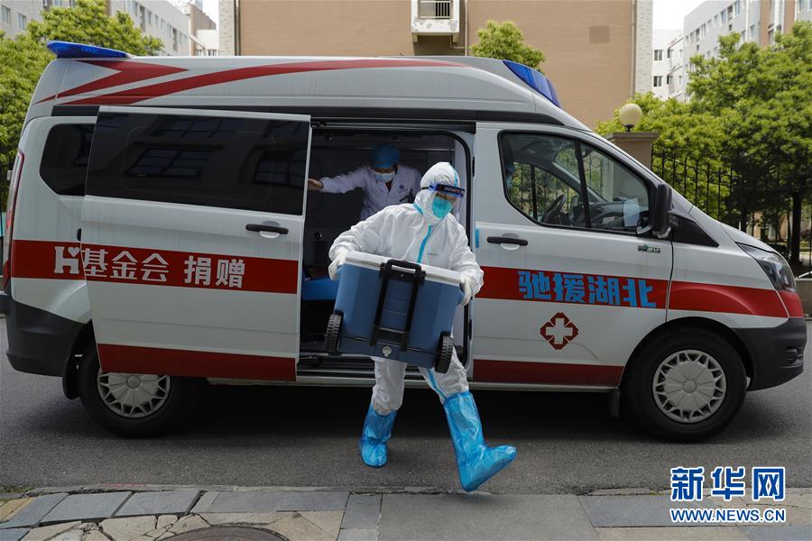 并将其搬上救护车准备运往武汉协和医院西院区