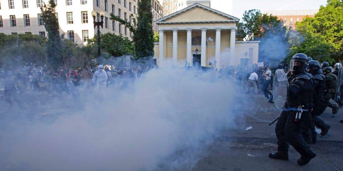 白宫使用催泪瓦斯清场抗议者