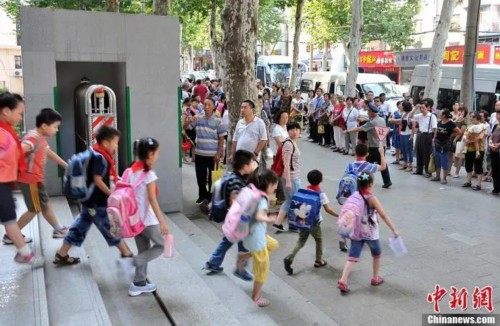 资料图：武汉一小学门外等待学生放学的家长们。<a target='_blank' href='http://www.chinanews.com/' _fcksavedurl='http://www.chinanews.com/'><p  align=