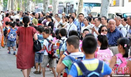 资料图：武汉一小学门外家长接孩子放学。<a target='_blank' href='http://www.chinanews.com/' _fcksavedurl='http://www.chinanews.com/'><p  align=