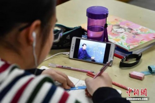 资料图：一位学生在图书馆自习室内写作业。<a target='_blank' href='http://www.chinanews.com/' _fcksavedurl='http://www.chinanews.com/'><p  align=