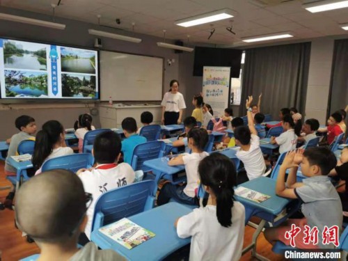 资料图：上海市爱心暑托班学生在教室上课。　许婧 摄